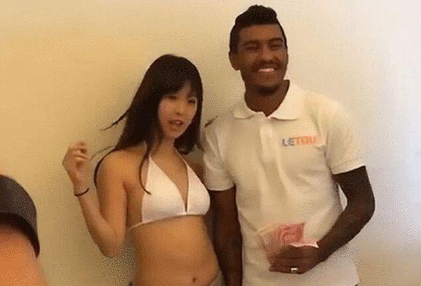 大奶警花