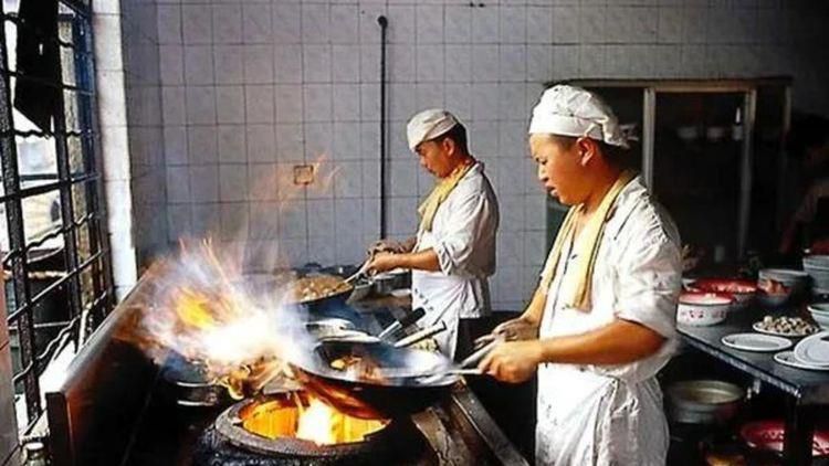 他掀开裙子把舌头伸进去gif